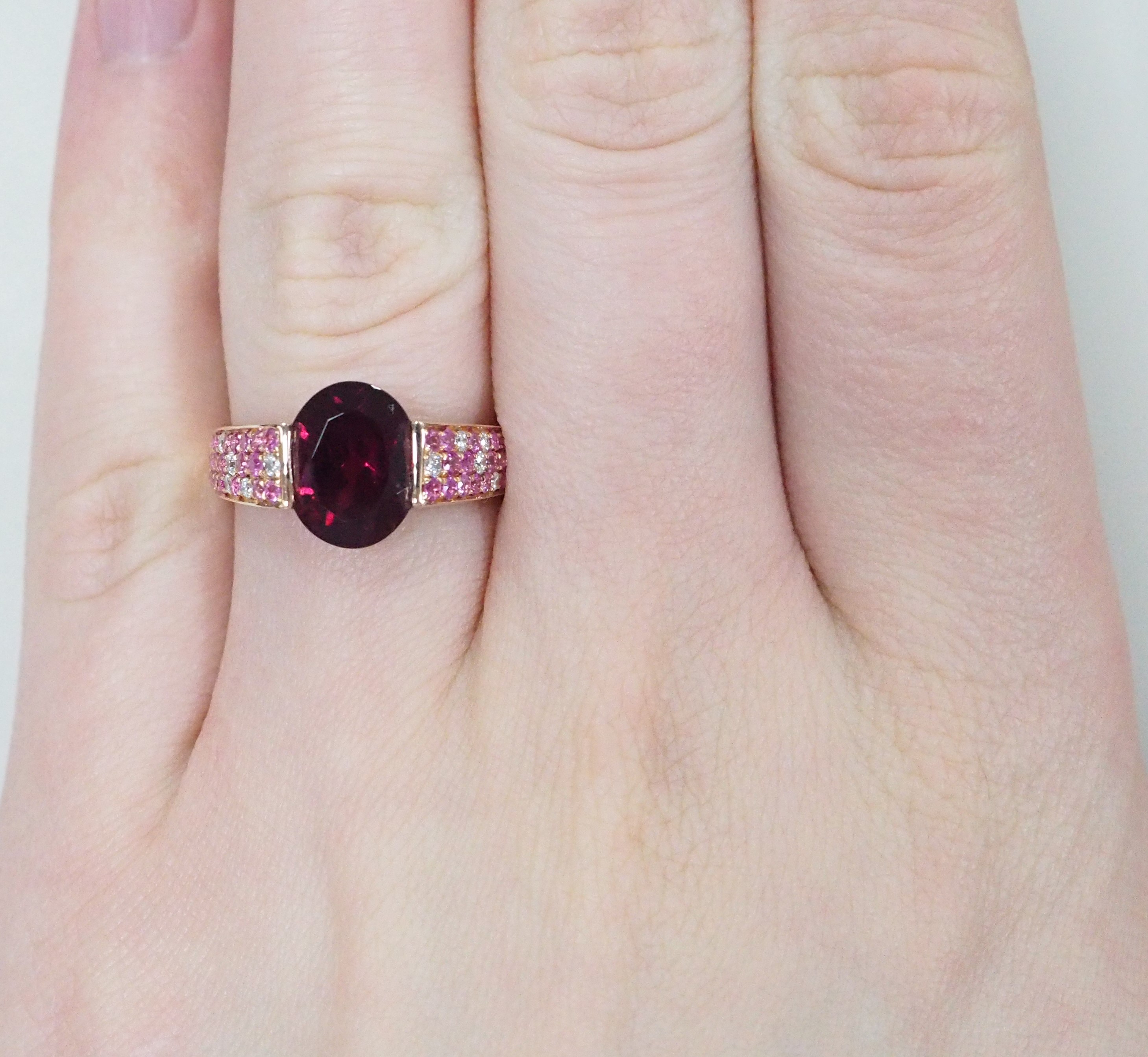 Кольцо из золота с родолитом